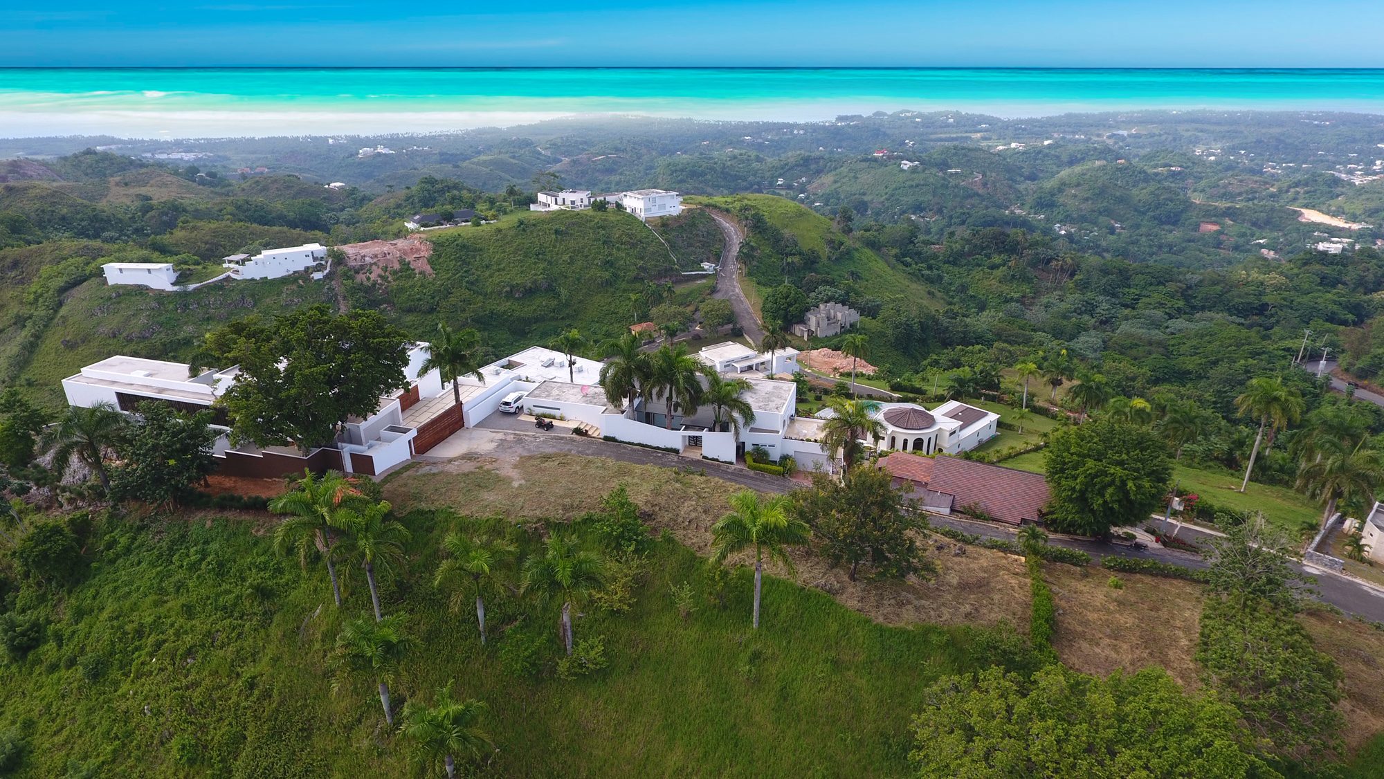 Vista aérea de Bellavista Residence en las montañas de Las Terrenas, con el mar Caribe al fondo